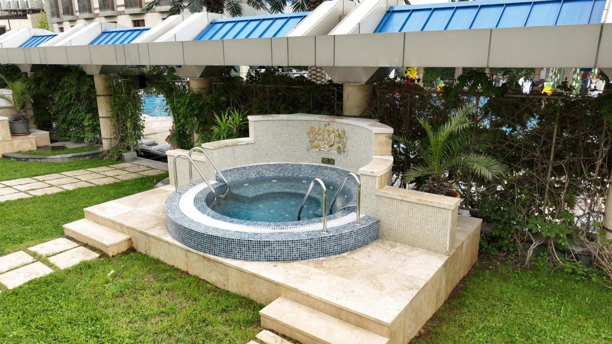 Multi Grand Pharaon Hotel Ptghni Exteriör bild